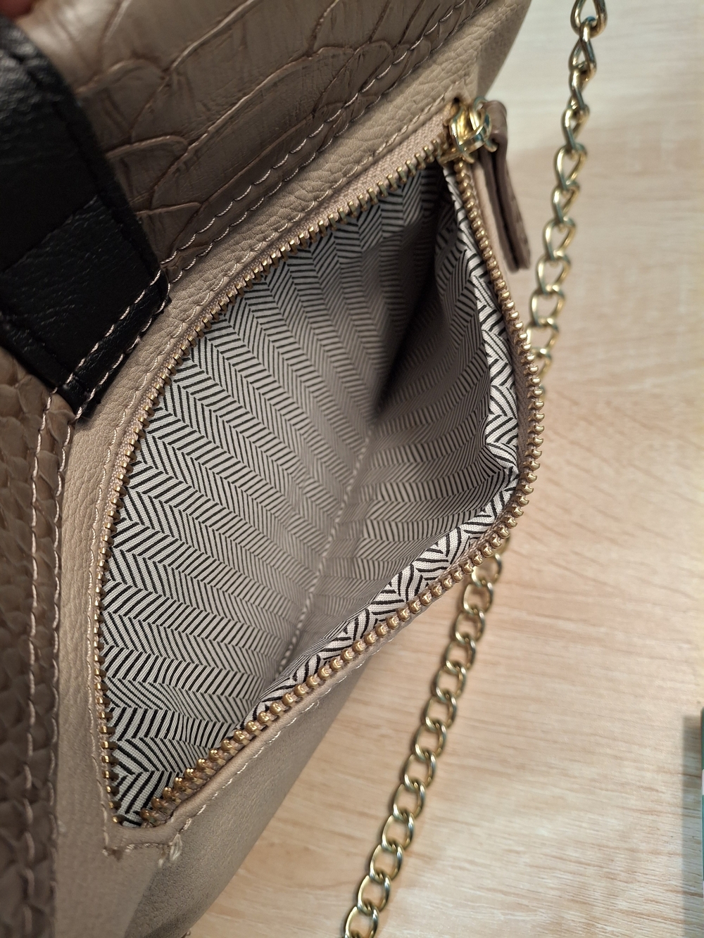 Steve Madden Taupe and Black Textured Envelope Crossbody with Gold Chain - Picture 8 of 10